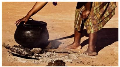 খিদের জ্বালায় কাঁদছে ৮ সন্তান, ভোলাতে পাথর রান্না করলেন অসহায় মা