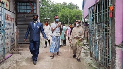 'চাল-চোর' ও  'সিবিআই আধিকারিক'কে নিয়ে পথে বিজেপি নেতারা, আজবকাণ্ড রায়গঞ্জে