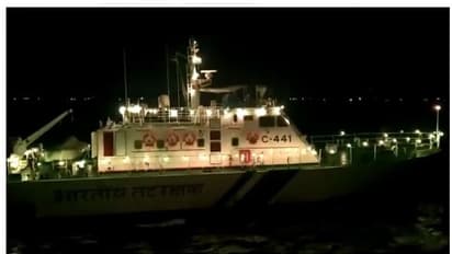 കൊവിഡ് പ്രതിരോധ പ്രവര്ത്തനങ്ങള്ക്ക് ആദരം; ദീപം തെളിയിച്ച് തീര സംരക്ഷണ സേന