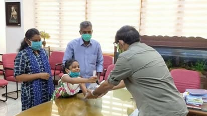 നാട് കരയുമ്പോള് സൈക്കിള് ചവിട്ടേണ്ട; ദുരിതാശ്വാസ നിധിയിലേക്ക് രണ്ടാം ക്ലാസുകാരിയുടെ ചില്ലറത്തുട്ടുകളും