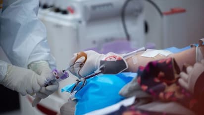 'কোনও জাদু বুলেট নয়', তবে কি কাজ করছে না প্লাজমা থেরাপি, কী বলছে এইমস