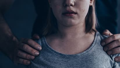 17 வயது சிறுமியை 7 ஆண்டாக பலாத்காரம் செய்த 81 வயது கிழவன்.. எப்படி தெரியுமா? டிஜிட்டல் முறையில்..!