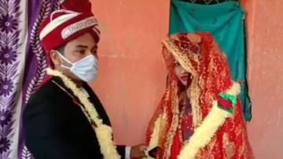 లాక్ డౌన్ లో పెళ్లి.. పోలీసులే తల్లిదండ్రుల్లాగా మారి కన్యాదానం చేసి...