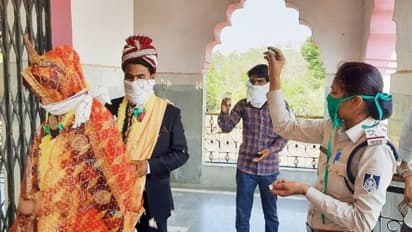 ಖಾಕಿ ಧರಿಸಿದ ಲೇಡಿ ಪೊಲೀಸ್ ಪಠಿಸಿದ್ರು ಮಂತ್ರ: ಸಪ್ತಪದಿ ತುಳಿದ ವಧು-ವರ!