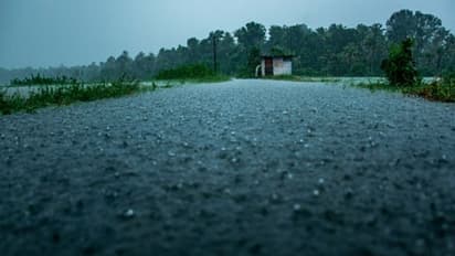 ধেয়ে আসছে তুমুল ঝড়-বজ্রবিদ্য়ুৎ সহ শিলাবৃষ্টি, অরেঞ্জ অ্যালার্ট জারি করে সতর্ক করল মৌসম ভবন