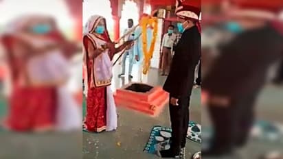 লকডাউনের মধ্যে ছোঁয়াছুঁয়ি ছাড়াই হল বিয়ে, তাও সোশ্যাল মিডিয়ায় খোরাক নবদম্পতি, দেখুন ভিডিও