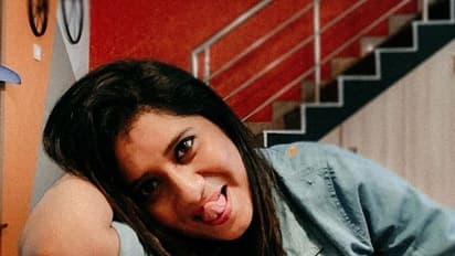 வீட்டிலே போட்டோஷூட்..... விதவிதமாய் போஸ் கொடுத்து கலக்கும் தொகுப்பாளினி பிரியங்கா !! புகைப்படங்கள் உள்ளே !