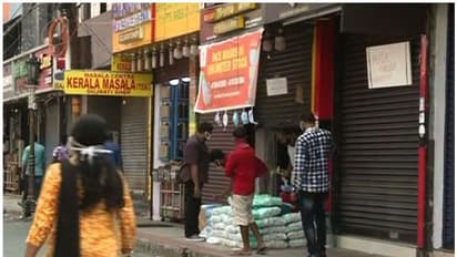 ഇളവുകളില്‍ അവ്യക്തത തുടരുന്നു; കോഴിക്കോടും എറണാകുളത്തും തുറന്ന കടകള്‍ പൊലീസ് അടപ്പിച്ചു