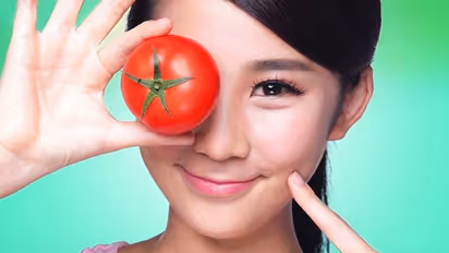 കരുവാളിപ്പ് മാറ്റി മുഖം തിളങ്ങാൻ നാല് തരം തക്കാളി ഫേസ് പാക്കുകൾ...