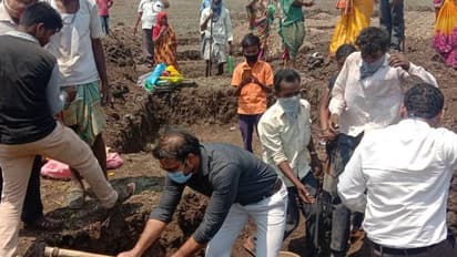 ಕಾರ್ಮಿಕರ ಜೊತೆ ಸಲಿಕೆ, ಗುದ್ದಲಿ ಹಿಡಿದು ಕೆಲಸ ಮಾಡಿದ IAS ಅಧಿಕಾರಿ..!