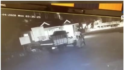 പൊലീസ്-എക്സൈസ് സംഘത്തെ വെട്ടിച്ച് സ്‍പിരിറ്റ് ലോറി; പാലിയേക്കര ടോള്‍ പ്ലാസയിലെ ബാരിയര്‍ തകര്‍ത്തു