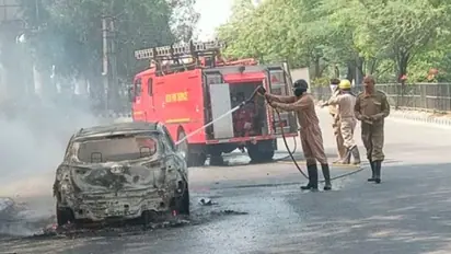 ಚಲಿಸುತ್ತಿದ್ದ ಮದುಮಗನ i20 ಕಾರಿನಲ್ಲಿ ಬೆಂಕಿ, ಪೊಲೀಸರ ನೆರವಿನಿಂದ ಮಂಟಪ ತಲುಪಿದ ವರ!