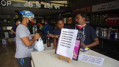 'ലാര്‍ജ്' അടിക്കാന്‍ 'സ്മോള്‍' അകലവുമില്ല; ഉന്തിയും തള്ളിയും ആള്‍ക്കൂട്ടം, മദ്യശാലകളില്‍ കണ്ടത്