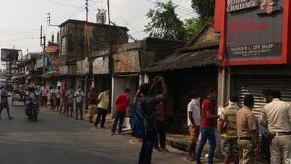 বেশি দামে মদ কেনারও লোকের অভাব নেই, লকডাউনে লিকার শপের সামনে লম্বা লাইন