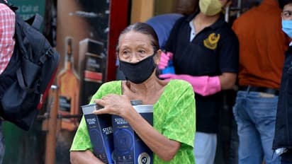 বোতলের জন্য লম্বা লাইন, সুযোগ বুঝে ৭০ শতাংশ দাম বাড়িয়ে দিল সরকার