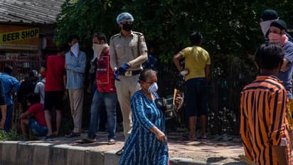 শিগগিরই জোম্যাটোর মাধ্যমেই কেনা যাবে মদ, তলে তলে আলোচনা গড়িয়েছে অনেক দূর