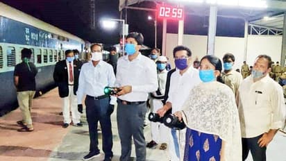 వలసకూలీలతో ఏపీ నుంచి బయల్దేరివెళ్లిన తొలి శ్రామిక్ ఎక్స్ ప్రెస్