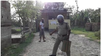 മദ്യഷോപ്പിന് മുന്നിൽ  കുപ്പി വാങ്ങാന്‍ യൂണിഫോമിൽ  പൊലീസ് ഉദ്യോ​ഗസ്ഥൻ; വീഡിയോ വൈറല്‍