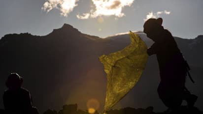 ജീവന് പണയപ്പെടുത്തി സ്വര്ണത്തരികള് പെറുക്കിയെടുത്ത് ഉപജീവനം കഴിക്കുന്ന ഒരു സമൂഹം
