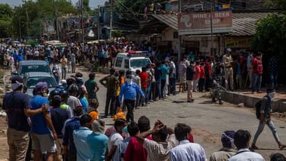 മദ്യഷോപ്പുകളില്‍ ഉന്തിയും തള്ളിയും ജനക്കൂട്ടം; നിയന്ത്രിക്കാന്‍ അധ്യാപകരെ നിയോഗിച്ച് ആന്ധ്ര