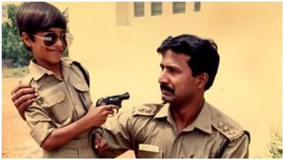 துப்பாக்கியை கையில் வைத்து அப்பாவுடன் போலீஸ் விளையாட்டு! இந்த முன்னணி நடிகர் யார் தெரியுமா?