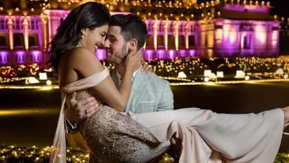 লকডাউনে একঘেয়েমি কাটাতে নিকের বিশেষ আয়োজন, স্বামীর সঙ্গে ঘনিষ্ঠ মুহূর্ত শেয়ার করলেন প্রিয়াঙ্কা