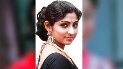 শাড়িতে আগুন লেগে এভাবে কারও মৃ্ত্যু হতে পারে, মহুয়ার চলে যাওয়া আজও টেনে আনে একগুচ্ছ রহস্য