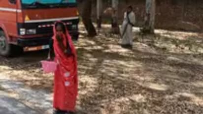 നട്ടെല്ലിന് തകരാർ; 500 രൂപയ്ക്ക് വേണ്ടി 30 കി.മി നടന്നെങ്കിലും കിട്ടിയില്ല, ഒടുവിൽ രാധയ്ക്ക് സഹായപ്രവാഹം