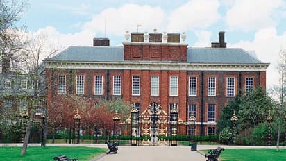 টবের আড়ালে ধরা পড়েছিল লেডি ডায়নার অর্ধনগ্ন প্রেমিক, ফাঁস ব্রিটিশ রাজ পরিবারের কেচ্ছা