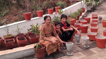 ലോക്ക്ഡൗണ് കാലത്ത് ചെടിച്ചട്ടികൾ നിർമ്മിച്ച് മിനി ടീച്ചറുടെ ചാലഞ്ച്