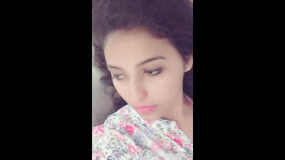 வித விதமான ஆங்கெளில் கியூட் போஸ் !! நடிகை அஞ்சலியின் ஊரடங்கு புகைப்படங்கள் உள்ளே !!