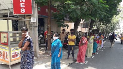 హైదరాబాద్ ఐటి సెక్టార్ లో వైన్ షాప్స్ ముందు మహిళల క్యూ