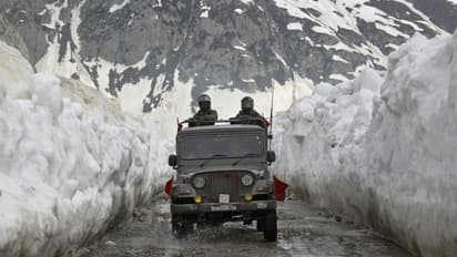 Paratroopers brave harsh conditions, snow, low visibility to counter infiltrating terrorists in J-K