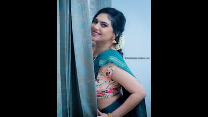 குடும்ப குத்துவிளக்காக மாறிய ஷெரின்...தலை நிறைய மல்லிகைப்பூ, முகம் நிறைய சிரிப்புடன் வெளியான அசத்தல் கிளிக்ஸ்!