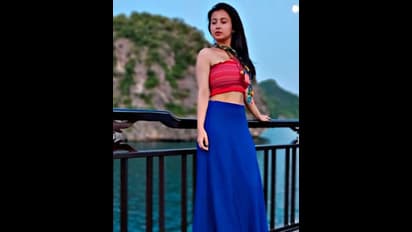 মা-মেয়ের প্রতিভায় মুগ্ধ বিনোদনপ্রেমী, মায়ের সঙ্গে ভিডিও পোস্ট মনামীর