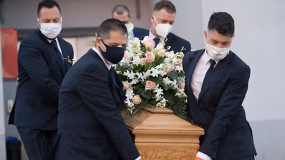 ব্রিটেনে মৃতের সংখ্যা ছাড়াতে পারে এক লাখ, লকডাউনের মেয়াদ বাড়িয়ে দিলেন বরিস জনসন