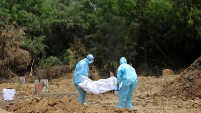 మారని మనుషులు: కరోనా రోగి అంత్యక్రియల్ని అడ్డుకున్న జనం