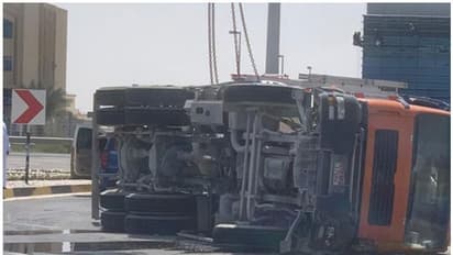 കാറിന് മുകളില് ട്രക്ക് മറിഞ്ഞ് യുഎഇയില് അമ്മയും മകനും മരിച്ചു