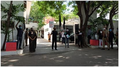 டாஸ்மாக் கடைகளை திறக்க எதிர்ப்பு... மனைவி -மகனுடன் வீட்டை விட்டு வெளியேறி மு.க.ஸ்டாலின் போராட்டம்..!