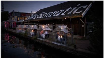 കൊവിഡ് 19: ഭക്ഷണം കഴിക്കാനെത്തുന്നവര്ക്കായി കണ്ണാടിക്കൂടുകള് നിര്മ്മിച്ച് റെസ്റ്റോറന്റ്