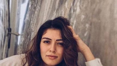 கையில் கிளாஸ் உடன் ஹாட் பிகினி போஸ்... ரசிகர்களை கிறுகிறுக்க வைத்த ஹன்சிகா...!