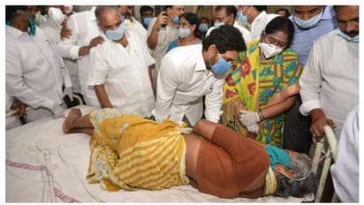 কিং জর্জ হাসপাতালে অসুস্থদের দেখতে জগন, নিহতদের পরিবারপিছু ১ কোটি টাকা ক্ষতিপূরণ ঘোষণা