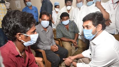 విశాఖలో గ్యాస్ లీక్: కేజీహెచ్లో బాధితులను పరామర్శించిన జగన్ (ఫోటోలు)