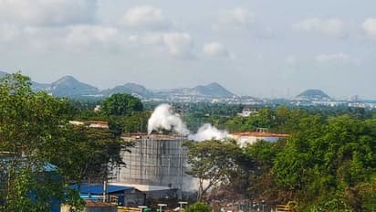 విశాఖలో మరో దుర్ఘటన... మరోసారి విషయవాయువుల లీకేజీ
