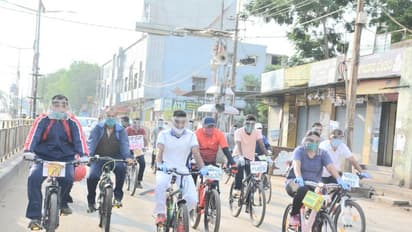 ಸೈಕಲ್ ಏರಿ ಬಂದ ಲೇಡಿ ಸಿಂಗಂ: ವ್ಯಾಪಾರಿಗಳಿಗೆ ಖಡಕ್ ವಾರ್ನಿಂಗ್