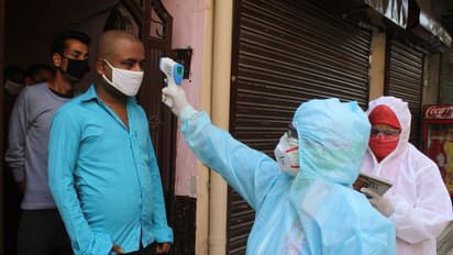 महानगरों में तेजी से बढ़ रहे हैं कोरोना के मामले, 56 हजार के पार पहुंची संक्रमितों की संख्या