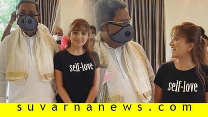 ಮಾಸ್ಕ್‌ ಧರಿಸದೇ ಮಾಜಿ ಸಿಎಂ ಜೊತೆ ನಿಂತು ಫೋಟೋಗೆ ಪೋಸ್ ನೀಡಿದ  ನಟಿ ಟ್ರೋಲ್!