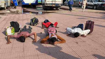 धन्य है अपनी धरा: अपने शहर में पहुंचते ही प्रवासियों ने लेटकर धरती को किया प्रणाम, भर गई देखने वालों की आंखें