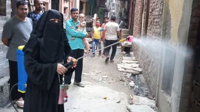 ദില്ലിയിലെ ക്ഷേത്രങ്ങള് വൃത്തിയാക്കുന്ന ബുര്ഖ ധരിച്ച ആരോഗ്യ പ്രവര്ത്തക; സ്വീകരിച്ച് പൂജാരി