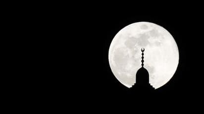 ബുദ്ധപൗര്‍ണ്ണമിനാളിലെ  പൂര്‍ണ്ണചന്ദ്രന്‍; ചിത്രങ്ങള്‍ കാണാം